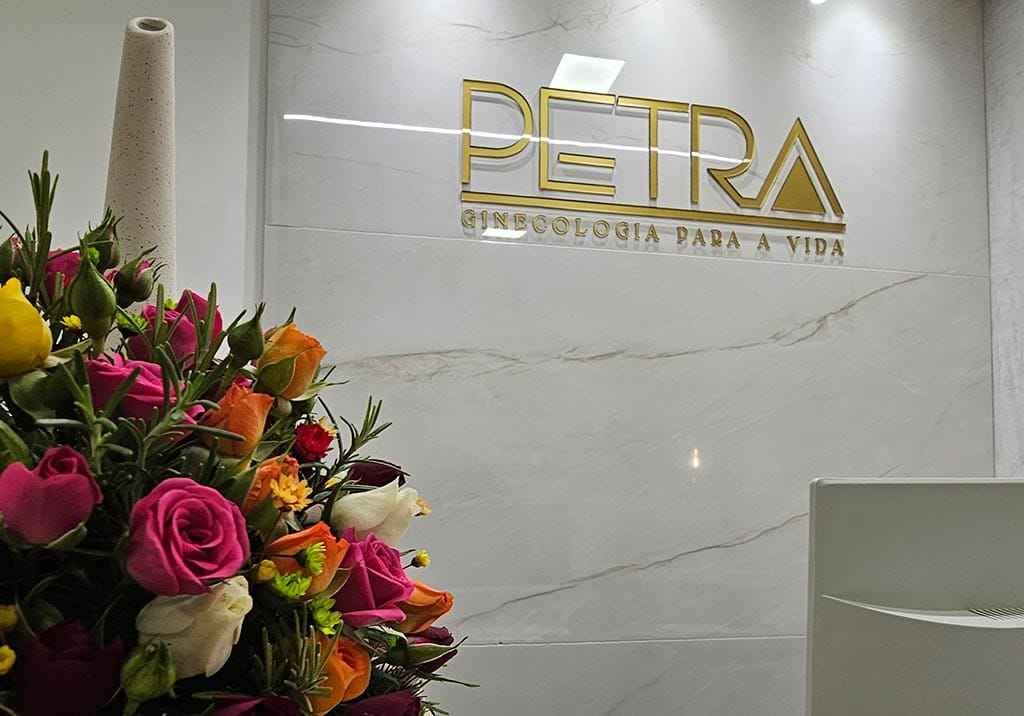 Imagem da recepção com um buquê de flores